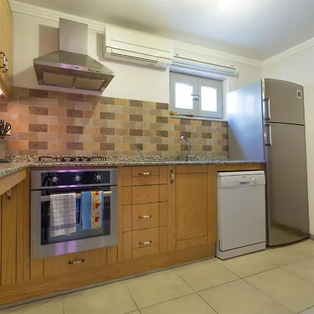 Ani Aparthotel 3*